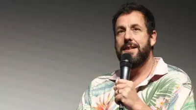 221004140433 adam sandler 100122 - Adam Sandler Masih Terus Terharu Saat Menyanyikan Lagu Chris Farley - Temui Kisahnya di Sini!