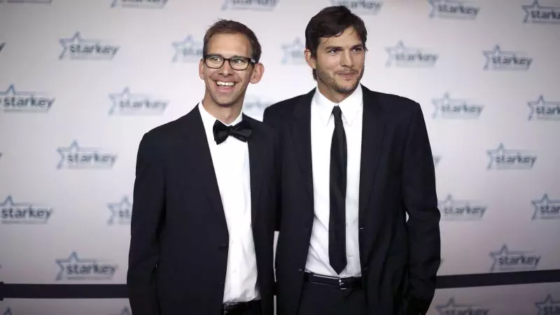 221206142256 ashton kutcher michael kutcher file 072813 - Kisah Menarik Ashton Kutcher dan saudaranya Michael tentang Kesehatan, Rasa Bersalah, dan Konflik di antara Mereka