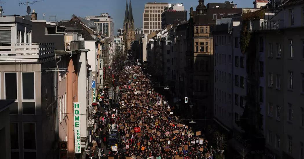 27germany protests sub clwp facebookJumbo - Pada Hari Peringatan Holocaust, Jerman Berkumpul Menentang Kelompok Kanan dan Mendukung Demokrasi