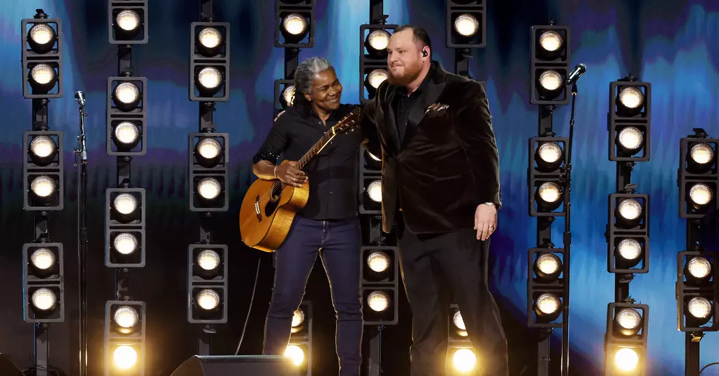 05grammy chapman wzmf facebookJumbo - Tracy Chapman dan Luke Combs Menghadirkan Keajaiban Harmoni bagi Amerika: Berita Terbaru!