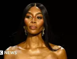 “Penampilan Mengejutkan Naomi Campbell di Pekan Mode London: Berpose Di Foto Terbaik”