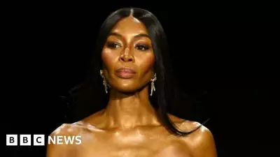 “Penampilan Mengejutkan Naomi Campbell di Pekan Mode London: Berpose Di Foto Terbaik”