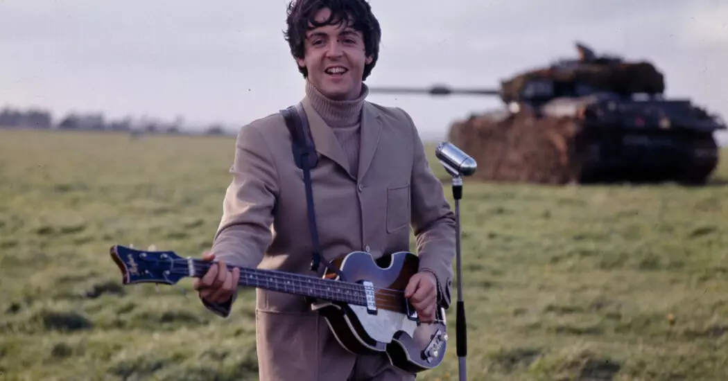 16xp beatles guitar1 whpj facebookJumbo - Penemuan Gitar Bass Hilang Paul McCartney Setelah Lima Dekade