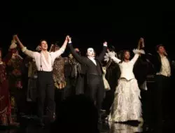 “Phantom of the Opera” Memperpanjang Pertunjukan Broadway Akibat Permintaan Tinggi: Tambah Warna pada Hiburan Teater Anda!