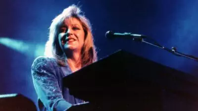 221201130335 christine mcvie 1990 file - 5 Lagu Christine McVie yang Wajib Didengar untuk Menghormatinya - Temukan Lagu-lagu Terbaik dari Christine McVie!