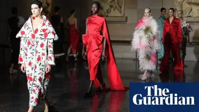 20 Poin Tertinggi dari London Fashion Week Musim Gugur / Musim Dingin 2024: Korsel, Kerajinan, dan Wig Keriting – Dalam Foto | Tren Mode Terbaru