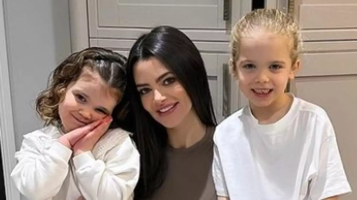 81782135 0 image m 20 1709052048991 - Tips Ampuh Mengatasi Kesulitan Seorang Ibu Tunggal: Kisah Emma McVey yang Inspiratif setelah Bercerai dari Gaz Beadle