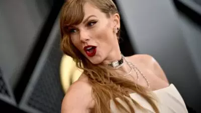 GettyImages 1986886303 - Ini Dia Kejutan Taylor Swift Saat Tanpa Sengaja Mengajak Orangtuanya Clubbing!