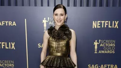 GettyImages 2036410196 e1708824980342 - Reaksi Rachel Brosnahan Terhadap Kostum 'Superman: Legacy' yang Mengagumkan