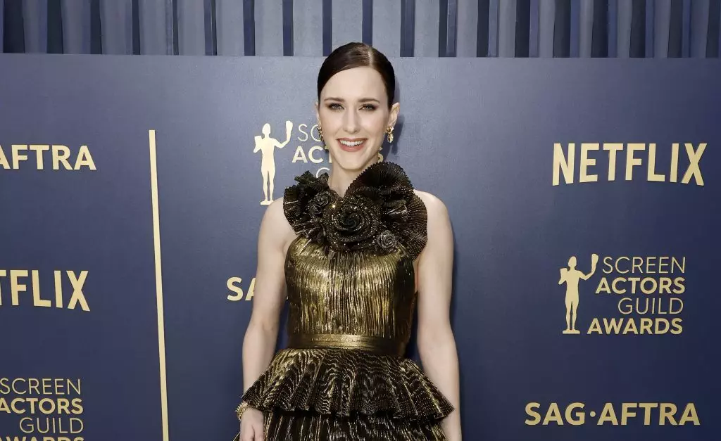 GettyImages 2036410196 e1708824980342 - Reaksi Rachel Brosnahan Terhadap Kostum 'Superman: Legacy' yang Mengagumkan