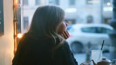 Lonely pensive blonde woman thinking in a coffee shop - Menguak Hubungan Antara Ciri-ciri Gangguan Kepribadian dengan Tingkat Kesepian yang Lebih Besar