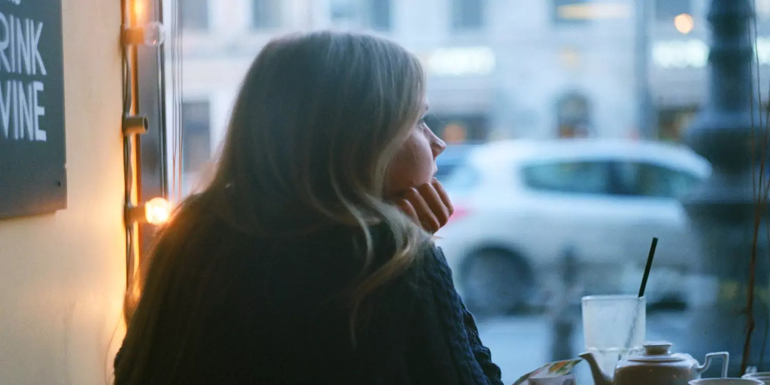 Lonely pensive blonde woman thinking in a coffee shop - Menguak Hubungan Antara Ciri-ciri Gangguan Kepribadian dengan Tingkat Kesepian yang Lebih Besar