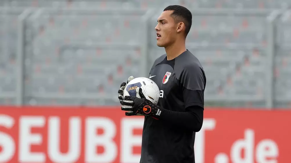 daniel klein fc augsburg 2022 1675760634 101547 - Profil Daniel Klein: Kiper Berdarah Indonesia-Jerman yang Kabarnya Akan Dinaturalisasi oleh PSSI