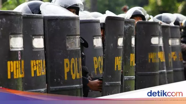 demo tangerang ada mahasiswa dibanting 18 orang diamankan 169 - Polisi Perkuat Pengamanan Demo Relawan Ganjar di Patung Kuda dengan 1.978 Personel