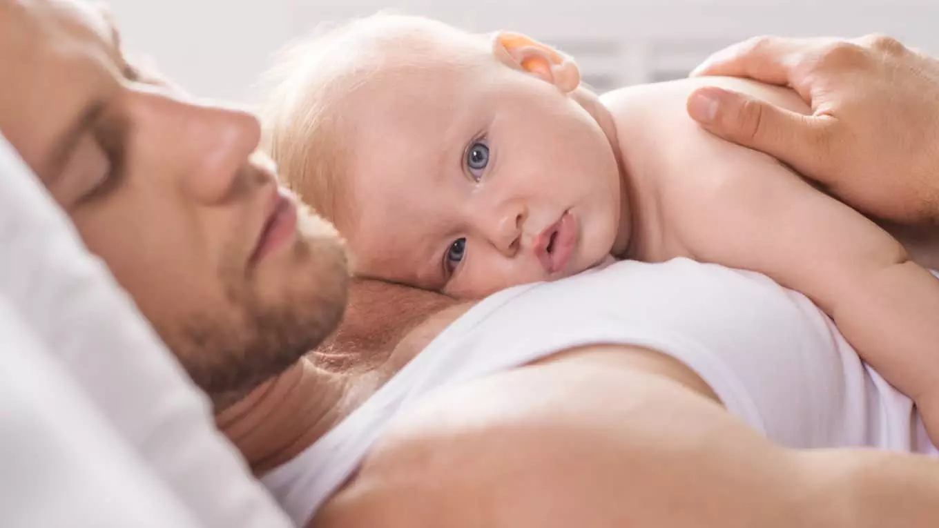 mom annoyed with husband for napping while she took care of baby - Mengapa Ibu yang Capek Merasa Kesal Ketika Suami Tidur Siang dan Dia Harus Mengurus Anak