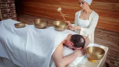 woman performs tibetan singing bowl 77025105 - Teknik Relaksasi Terbaru yang Dapat Mengurangi Stres: Apa Itu Sound Bath?