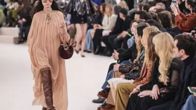 Kembalinya Gadis Chloé ke Paris Fashion Week yang Memukau!