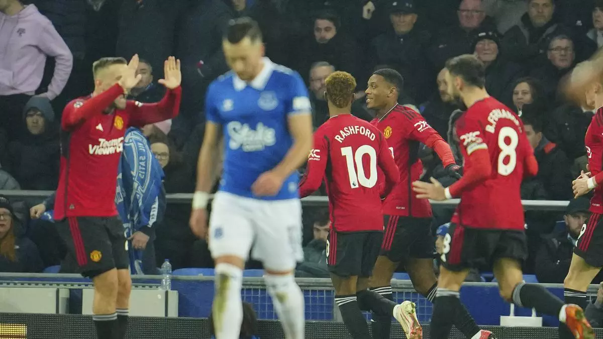 028382900 1701034820 AP23330659915326 - Hasil Pertandingan Menarik: Manchester United vs Everton di Liga Inggris, Setan Merah Sabet Kemenangan dengan 2 Gol Penalti