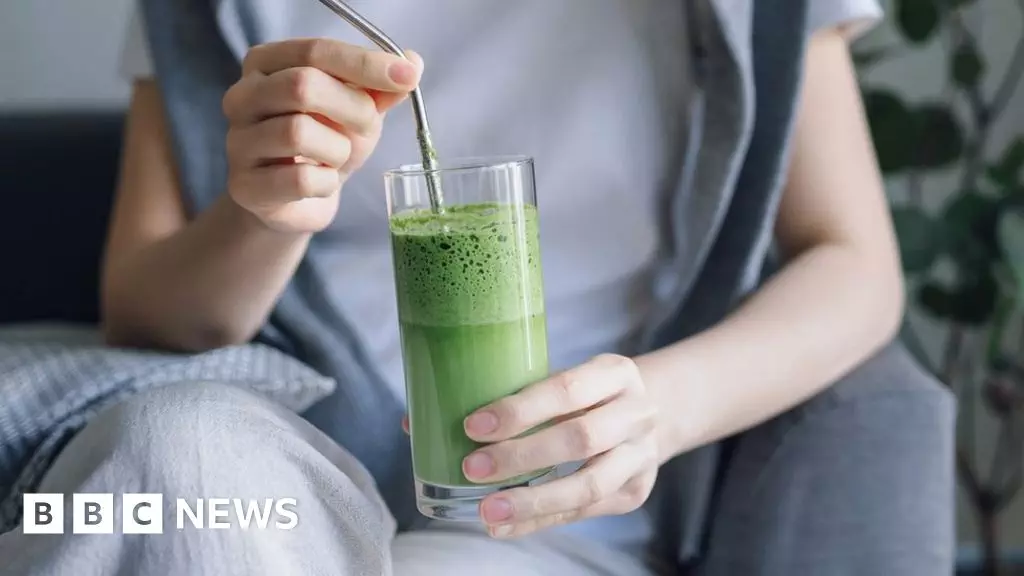 132746447 gettyimages 1299543321 1 - Apakah 'Super Powder' Hijau Cerah Benar-benar Membuat Anda Sehat? Temukan Jawabannya di Sini!