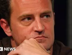 Inilah Perjuangan Matthew Perry Lawan Masalah Kecanduannya Menurut Ayah Tiri