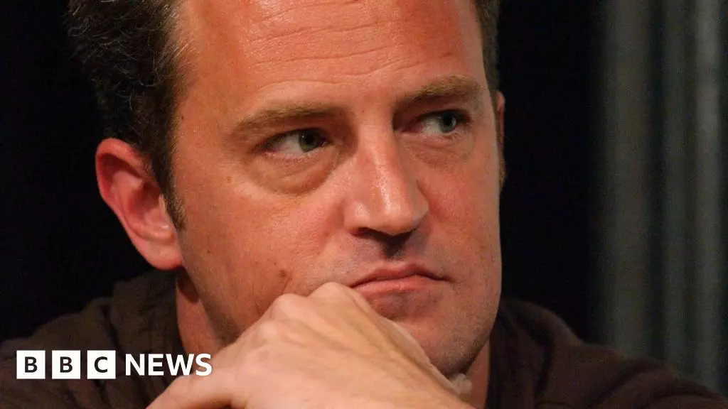 132908495 gettyimages 77839691 - Inilah Perjuangan Matthew Perry Lawan Masalah Kecanduannya Menurut Ayah Tiri