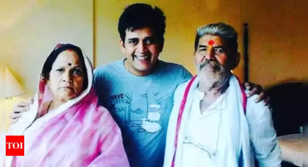 1710612022 photo - Kisah Menyentuh Ravi Kishan tentang Konflik dengan Sang Ayah: 'Dia Ingin Bunuh Aku dan Ibuku Tahu Semua' | Berita Film Hindi Terbaru