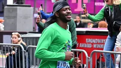 18LIL NAS X RUNNING 02 btgk facebookJumbo - Lil Nas X Memukau dengan Menyelesaikan Setengah Maraton New York Mengenakan Sneakers Coach