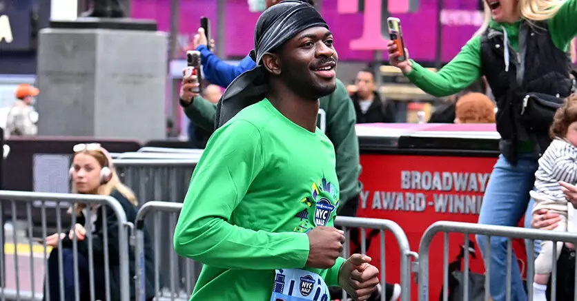 18LIL NAS X RUNNING 02 btgk facebookJumbo - Lil Nas X Memukau dengan Menyelesaikan Setengah Maraton New York Mengenakan Sneakers Coach