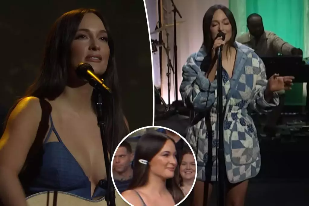 77660201 - Kacey Musgraves Tertegun Saat Alami Malfunction Gaun di Penampilan 'SNL'