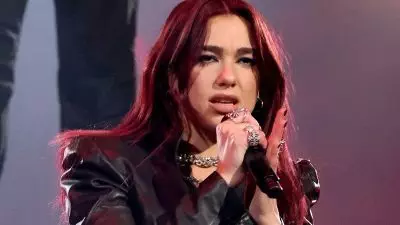 Dua Lipa Memamerkan Abs-nya dalam Penampilan Serba Kulit saat Membuka Acara, Sedangkan Ellie Goulding Memukau Panggung setelah Mengumumkan Perceraian