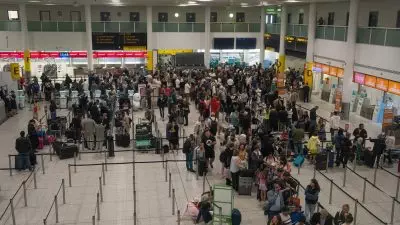 GettyImages 1628801933.jpg - Liburan Paskah Keluarga dalam Kekacauan Perjalanan saat Pekerja di Bandara Inggris Bersiap untuk Mogok