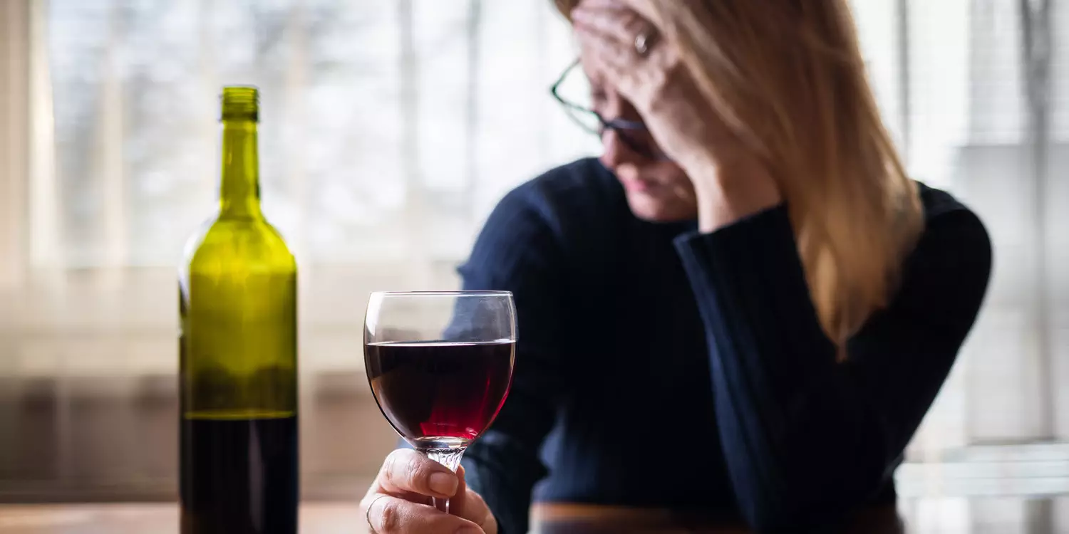 Lonely sad woman drinking red wine at home alcoholism - Studi Terbaru Mengungkap Interaksi Mengejutkan