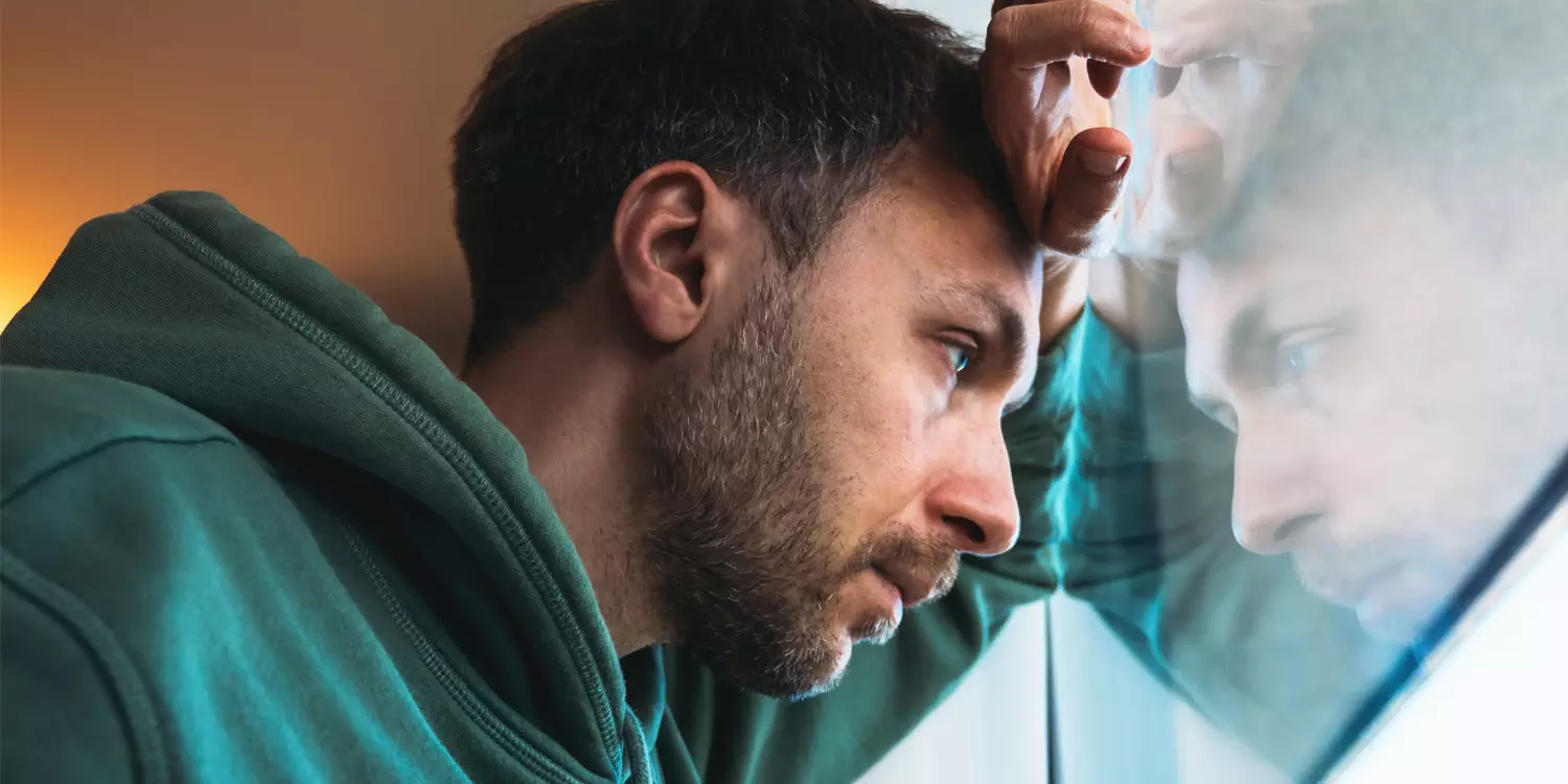 Tired depressed sad man - Penelitian terbaru mengungkap hubungan mengejutkan antara suhu tubuh dan depresi