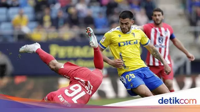 cadiz vs atletico madrid cadiz atletico madrid nahuel molina maxi gomez laliga liga spanyol 169 - Atletico Madrid Kandas di Tangan Cadiz dengan Skor 0-2: Analisis Pertandingan Sengit