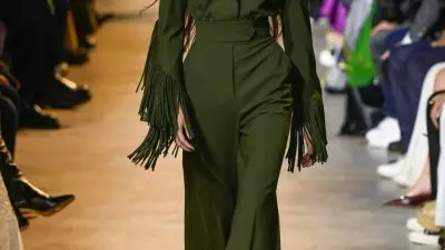 elie saab fall 2024 ready to wear 006 - Ulasan Koleksi Terbaru Elie Saab di Landasan Pacu 2024: Mode Siap Pakai yang Memukau