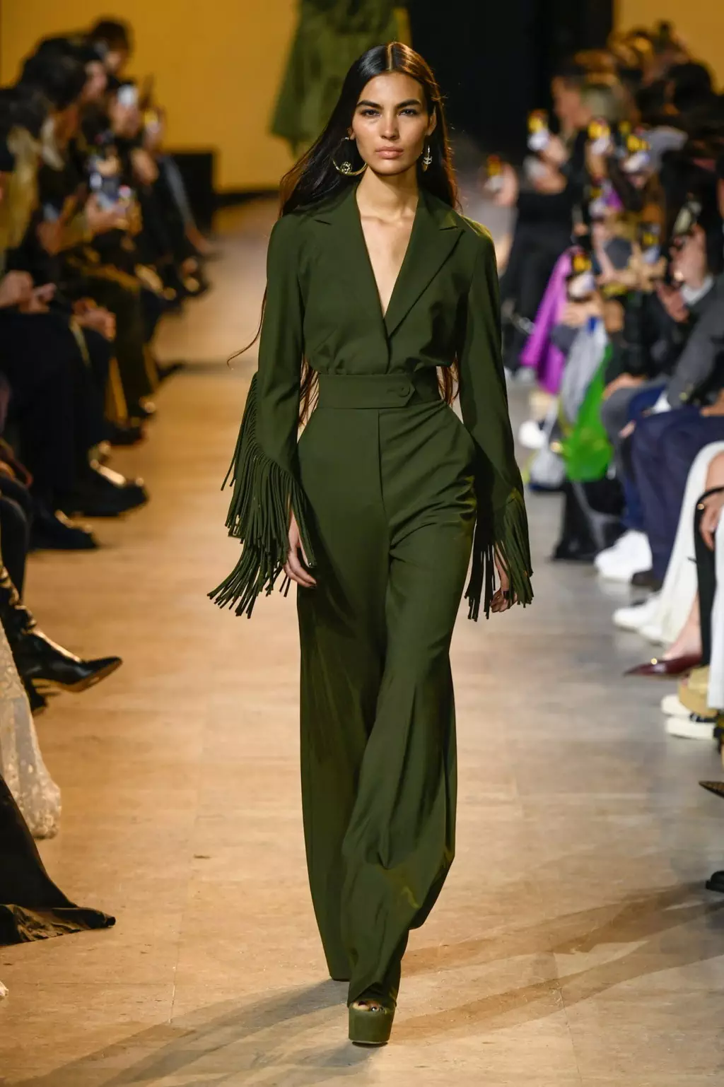 elie saab fall 2024 ready to wear 006 - Ulasan Koleksi Terbaru Elie Saab di Landasan Pacu 2024: Mode Siap Pakai yang Memukau