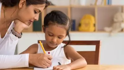 Kritik Terhadap Ibu Yang Homeschooling Karena Tidak Memahami Pelajaran Fonik Anaknya