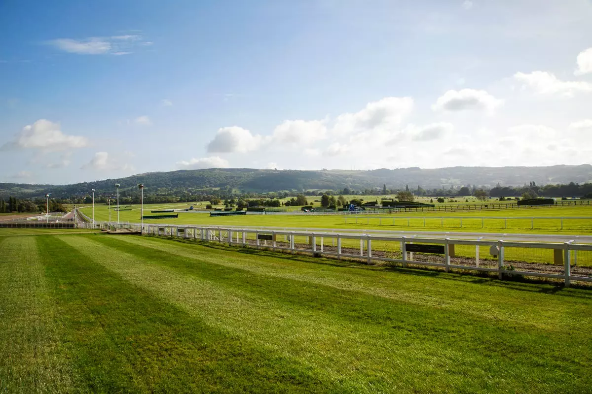 iStock 1040024344 - Panduan Perjalanan Cheltenham Festival 2024 – Aktivitas Seru, Penginapan Terbaik, dan Tips Transportasi yang Harus Diketahui