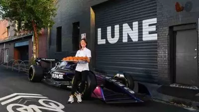 “Petualangan Akhir Pekan di Melbourne: Panduan dari Mantan Insinyur F1 yang Kini Jadi Chef Kue” – BBC.com