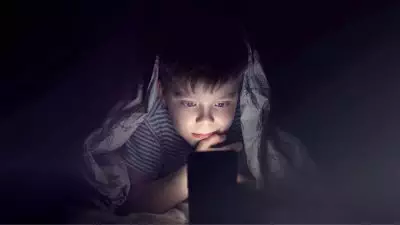 six year old sneaks around at night to use electronics and get more screen time - Inilah Cara Anak 6 Tahun Siasat Malam Hari Agar Bisa Main Gadget Lebih Lama, Kata Ibu