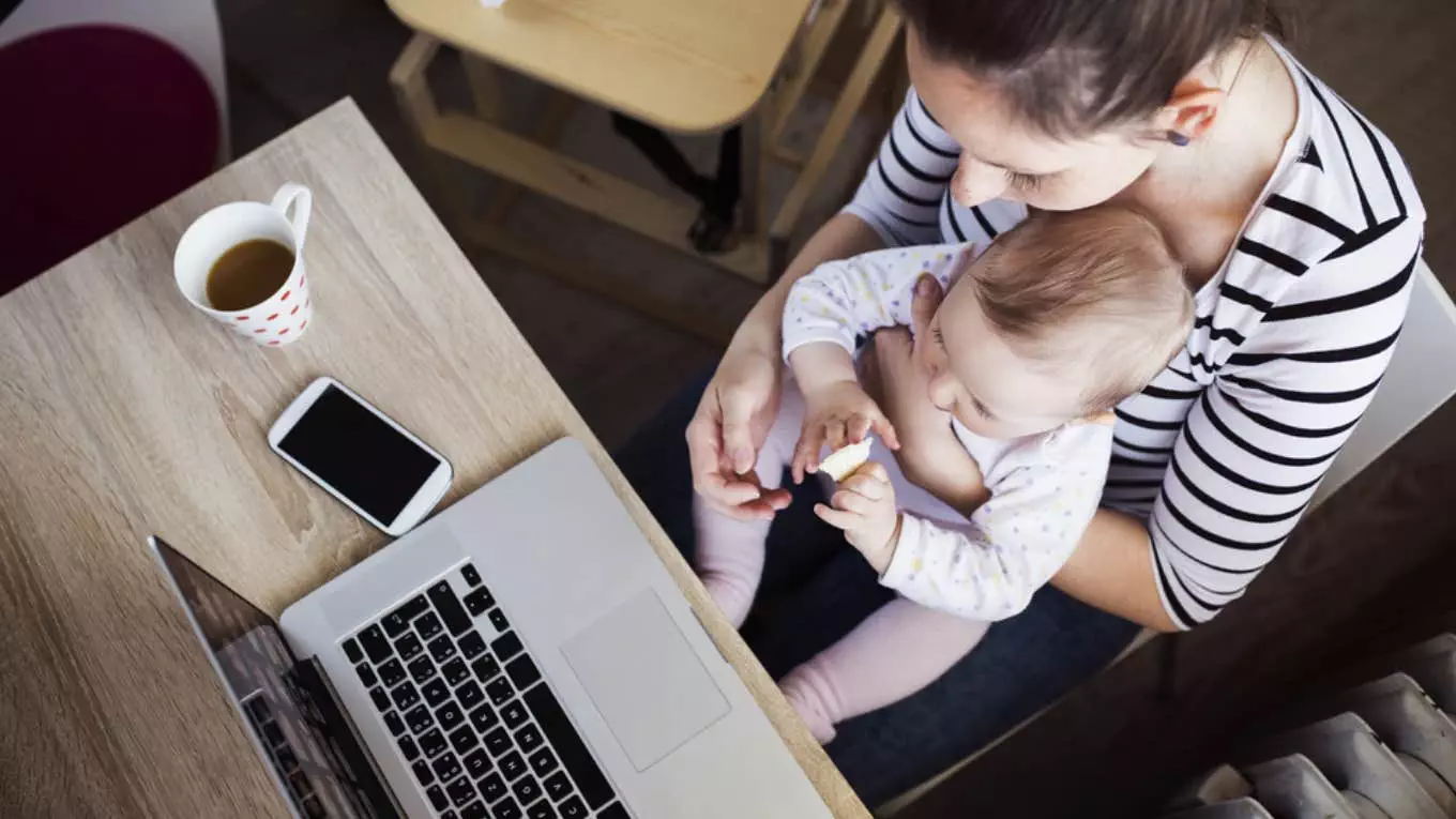 stay at home mom says she would never go back to work even though it was easier - 5 Alasan Mengapa Ibu Rumah Tangga Memilih Tidak Kembali Bekerja