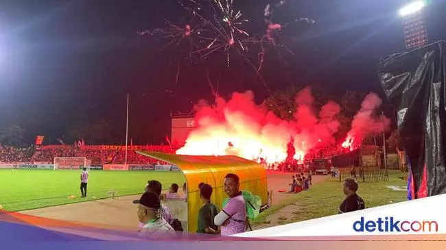 suporter semen padang bakar flare di laga final liga 2 melawan psbs biak di stadion haji agus salim padang 169 - Ini Dia Permainan Memukau PSBS Biak yang Mengejutkan Semen Padang 3-0 Sebelum Laga Ricuh