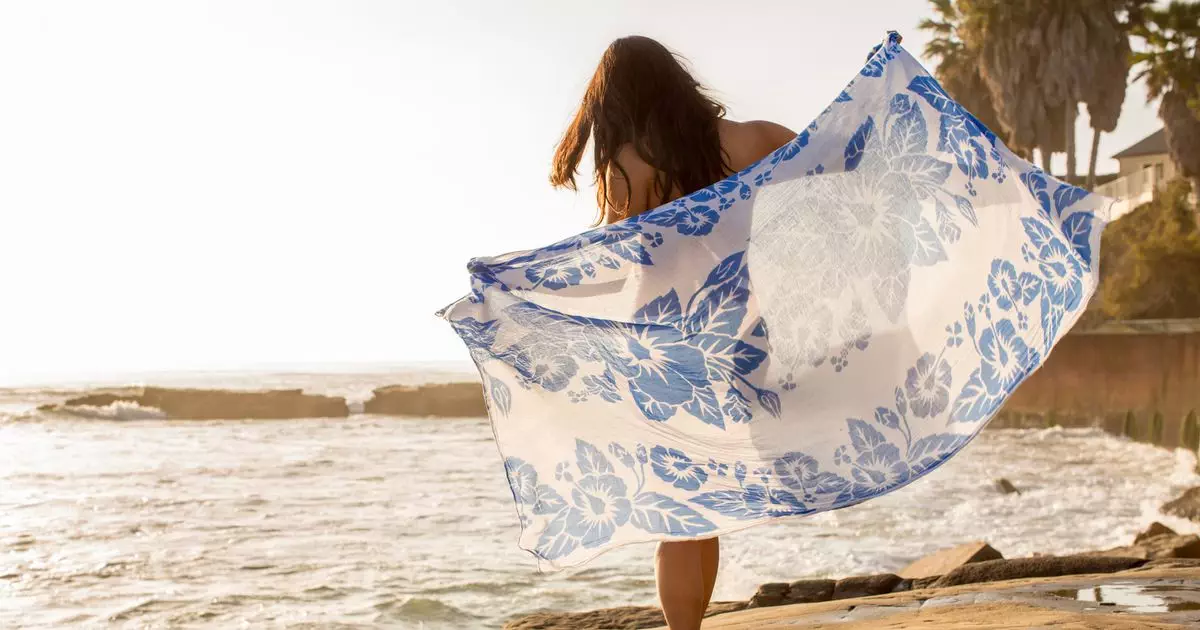 0 Japanese woman holding sarong on beach - Mengapa Sarung Harus Selalu Ada di Dalam Koper Anda, Menurut Para Ahli Wisata