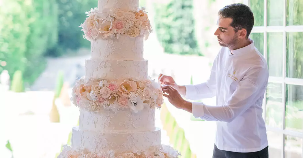 13COUTURE WEDDING CAKES 05 gjtf facebookJumbo - Kue Pernikahan Bukan Sekadar Kue Biasa, Ini adalah 'Busana Mewah yang Bisa Dimakan'