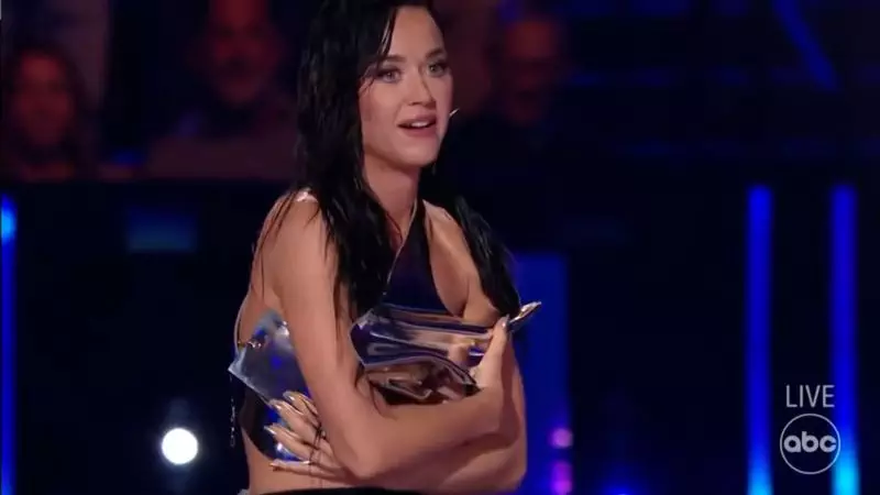 240417103739 katy perry breaks top 1 - Insiden Wardrobe Malfunction Katy Perry Saat Tampil di 'American Idol' Menjadi Sorotan!