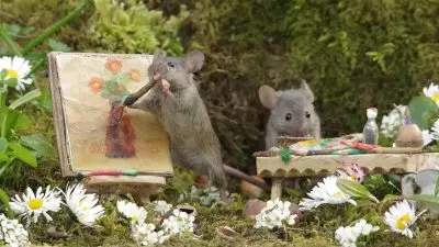 mice painting outdoors by Simon Dell SWNS - Pria yang Membangun Desa Tikus Menggemaskan untuk Melawan Depresi Kini Tambahkan Pub, Toko Buku, dan Rumah Hobbit – Lihat Yuk!