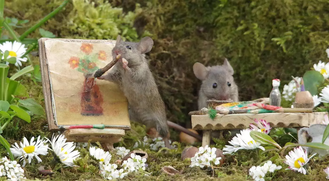 mice painting outdoors by Simon Dell SWNS - Pria yang Membangun Desa Tikus Menggemaskan untuk Melawan Depresi Kini Tambahkan Pub, Toko Buku, dan Rumah Hobbit – Lihat Yuk!