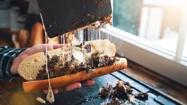 p0hrgg80 - Panduan Rahasia Cheesesteak Terbaik di Philadelphia - BBC.com: Mencicipi Kelezatan Tersembunyi!