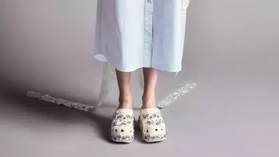 simone rocha crocs 1 660bdf7bdf26c - Koleksi Crocs terbaru dari Simone Rocha resmi dirilis hari ini: Pastikan untuk Dapatkan!