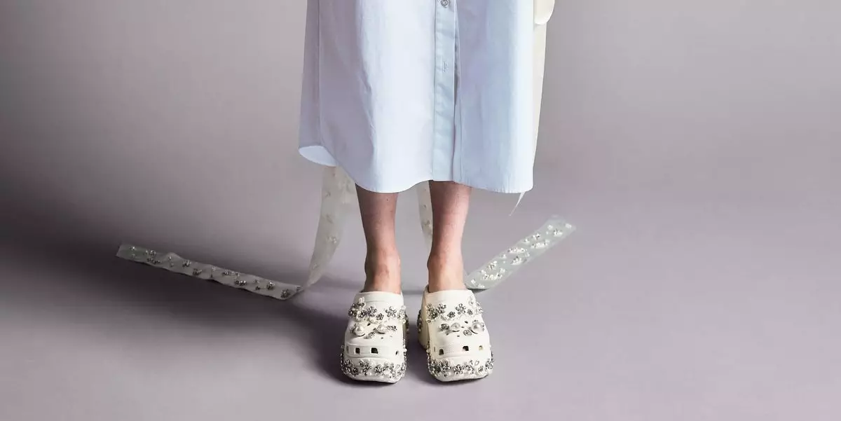 simone rocha crocs 1 660bdf7bdf26c - Koleksi Crocs terbaru dari Simone Rocha resmi dirilis hari ini: Pastikan untuk Dapatkan!